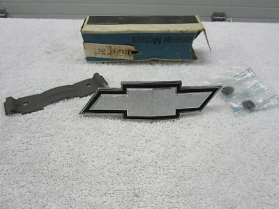 Nuevo de Lote Antiguo Chevrolet Chevelle 1973 Radiador Rejilla Pajarita Emblema con Accesorios dp Foto 1 de 4