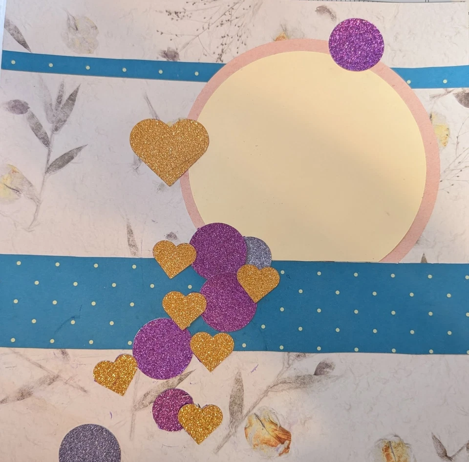 Página de álbum de recortes hecha a mano 12x12 - Corazones, círculos y florales brillantes azules y dorados BG Foto 1 de 1