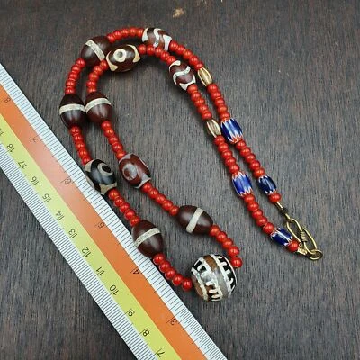 Antiguo collar de cuentas de ágata grabadas tibetanas AA con corazón blanco veneciano Foto 1 de 4