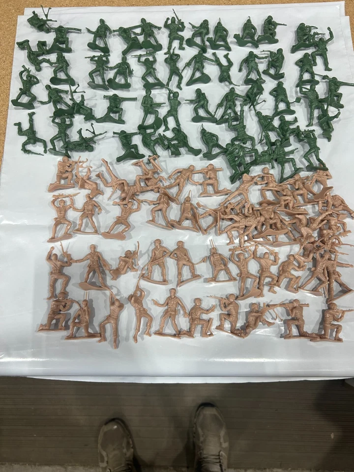 Lote de 100 mini soldados de juguete de plástico verde/marrón para hombres del ejército Foto 1 de 1