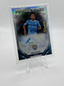 2023-24 Topps Chrome UEFA Club Competitions Future Stars Rico Lewis #FSA-RL Auto - Foto 1 di 4