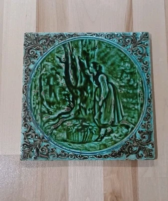 Azulejo de mayólica antiguo escena romántica niña reunión mirando detrás del árbol al hombre Foto 1 de 4