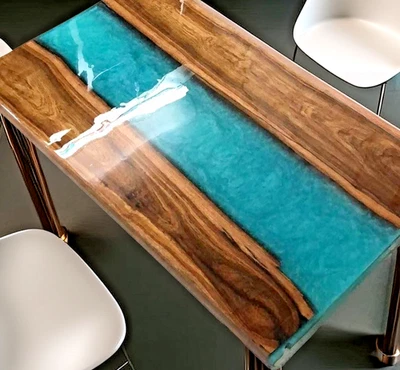 Mesa de río epoxi azul verdoso y nogal borde vivo hecha a mano - Mesa moderna de resina Foto 1 de 4