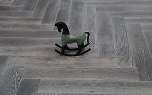 Parquet Roble Engrasado Gris Ahumado y Cepillado Espina de Arenque HO1402 Muestra 14mm - Imagen 1 de 6