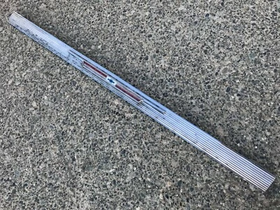 1964 64 CHEVELLE MALIBU SS Б/У GM ХРОМИРОВАННАЯ ЛИТАЯ ЗАДНЯЯ ПАНЕЛЬ МОЛДИНГ OEM  - Изображение 1 из 4