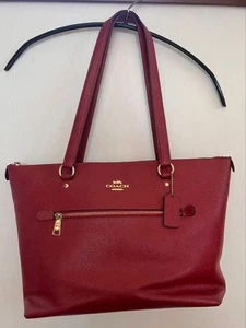 Borsa COACH rossa in ecopelle con tasca frontale con cerniera usata - Foto 1 di 12