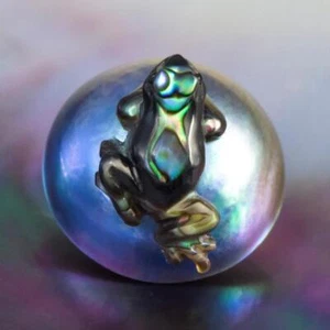Blue Mabe Pearl with a Paua Abalone Shell Curare Poison Arrow Frog Carving 1.94g - Picture 1 of 12