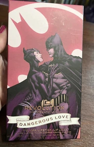 Kit Labial Revolución Batman y Gato Mujer Amor Peligroso Edición Limitada NUEVO en Caja - Imagen 1 de 7