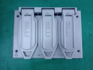Hubbell-Bell 5097-0 3-Gang Three Duplex Box Mount Weatherproof Cover - Picture 1 of 3