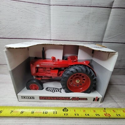 Vtg 1995 Ertl International Harvester 600 diesel tractor w/narrow frontend 1/16 - Image 1 of 4
