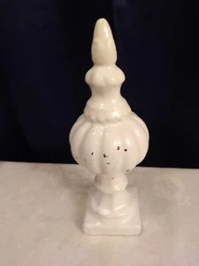 Scultura finale ceramica bianca invecchiata decoro campagna/casale francese 12"H - Foto 1 di 6
