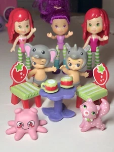 Vintage Hasbro Dolls STRAWBERRY SHORTCAKE Berry Bitty Market & TWOZIES Lot - Picture 1 of 4