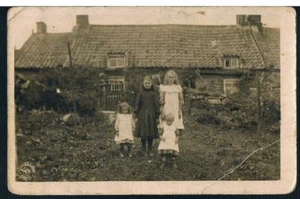 POSTAL SWALLOW & CO LEEDS RP CUATRO HERMANAS JÓVENES EN UN ENTORNO RURAL POBRE C1908 - Imagen 1 de 2