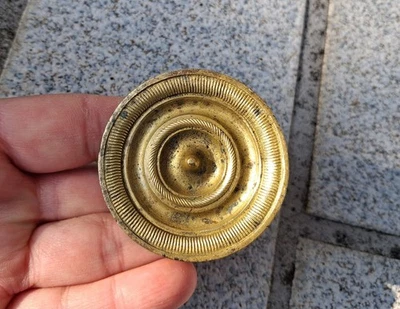 ANCIENNE POIGNÉE DE MEUBLE bouton, bronze ou laiton Style EMPIRE D=5 cm  N°77A - Photo 1/4
