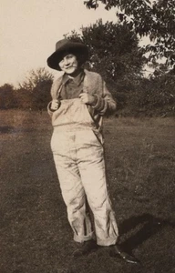 Mono de mujer bonita de la década de 1910 travestida como hombre granjero cosplay retrato al aire libre - Imagen 1 de 3