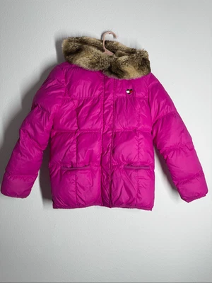 Tommy Hilfiger Niñas Rosa Invierno Plumón Chaqueta Talla 152cm 10-12 Imitación Piel Capucha Foto 1 de 4