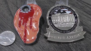 Lote de 2 monedas de desafío Donald Trump intento de asesinato oreja y MAGA POTUS - Imagen 1 de 8