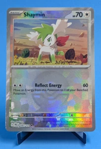 Shaymin 087/131 Pokémon TCG 2025 Poké Ball Non Comune Holo Evoluzioni Prismatiche NM - Foto 1 di 3