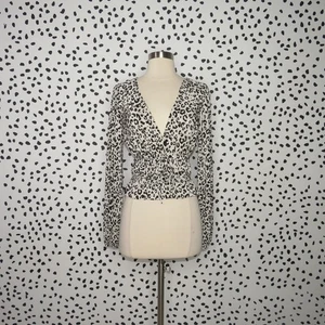 Zara White Plisse Leopard Animal Print Deep V-Neck Long Sleeve Top Size Small - Picture 1 of 10