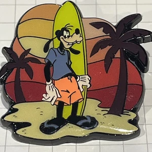 Loungefly Disney Mickey and friends Pin Goofy Surfen mit Palmen und Sonnenuntergang - Bild 1 von 3