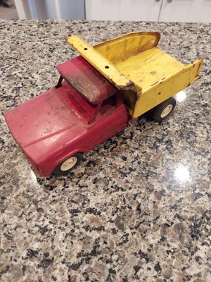 Vintage TONKA Jeep Truck - No. 52110 - Red/Yellow With Dump Latch - Image 1 of 4