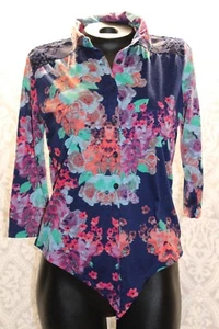 Blusa Daytrip Mujer SML Azul Marino con Flores Encaje Top Espalda 3/4 Mangas Ajustables - Imagen 1 de 5