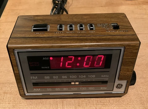 Vintage GE Alarm Clock Radio 7-4601A *Tested Works great* Cover