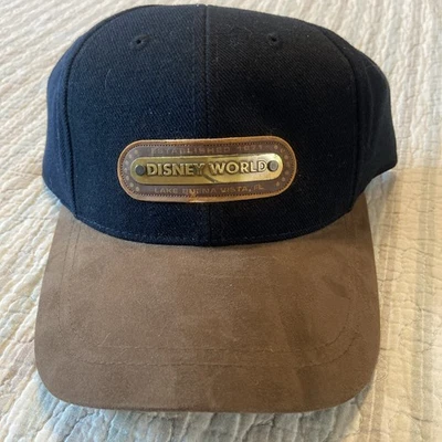 Sombrero de Colección Walt Disney World Parche de Metal Azul Marino Marrón Gamuza Ala Usado en Excelente Condición Correa Foto 1 de 4