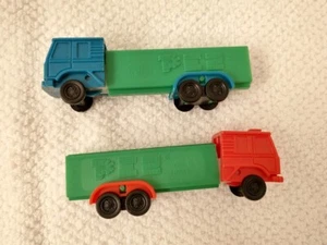 2 Distributori Caramelle Pez Vintage Camion R4 Verde con Cabina Rossa e Verde con Cabina Blu - Foto 1 di 8