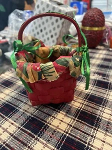 Adorable decoración de cesta tejida en miniatura de Navidad - Imagen 1 de 3