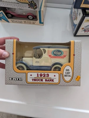 Литая запирающаяся банка монет ERTL 1923 Kroger для продуктового грузовика масштаб 1:25 - Изображение 1 из 3