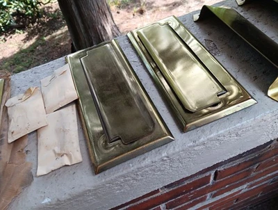 LOTE DE COLECCIÓN DE 3 JUEGOS RANURA DE CORREO DE LATÓN MACIZO CON ESCUDO INTERIOR DE LATÓN MACIZO NOS Foto 1 de 4