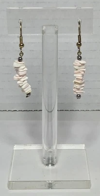 Pendientes colgantes en tono dorado con tonos rosa claro apilados y cuentas planas blancas Foto 1 de 4