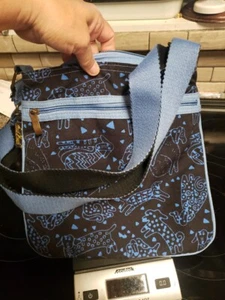 BOLSO MENSAJERO BANDOLERA LAUREL BURCH AZUL PERROS CORREA AJUSTABLE AZUL MARINO CLARO - Imagen 1 de 6
