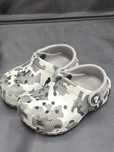 Crocs Unisex-Child Classic Camo Clog Black and Gray C5 - Picture 1 of 6
