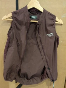 Pas Normal Studios Men's Mechanism Stow Away Gilet Small Light Burgundy - Picture 1 of 3
