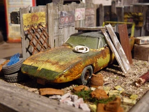 Plymouth Roadrunner Superbird anno 1970 - diorama ritrovamento fienile in scala 1:43 - Foto 1 di 15