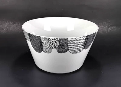 Crate & Barrel Julia Rothman LEIF 服务碗 8 英寸白色带黑色抽象印花 — 第 1/4 张图片