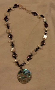 Collar colgante PJS iridiscente de perlas de agua dulce y fregona con cuentas y concha con cierre de 14k - Imagen 1 de 4