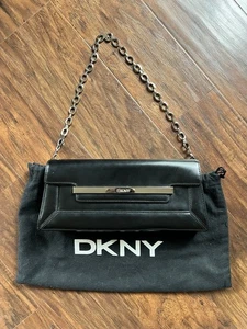 Cartera pequeña negra DKNY elegante  - Imagen 1 de 6