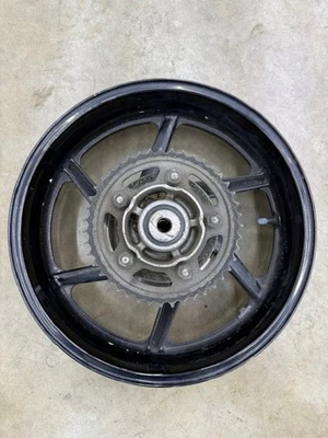 Llanta trasera Honda CBR 600 F3 1997 negra con rotor y piñón Foto 1 de 4