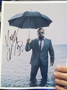 Imagen promocional autografiada de Marty Scurll, paraguas blanco mejillón agua NJPW Elite - Imagen 1 de 3