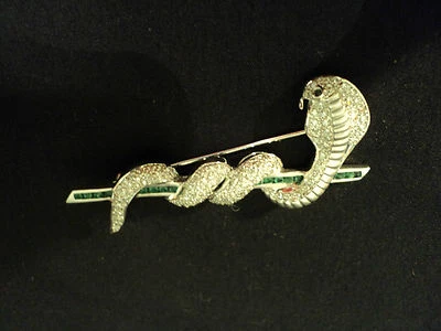 Unusual 18 K WHITE GOLD, EMERALD & DIAMOND SERPENT BROOCH - Image 1 of 4