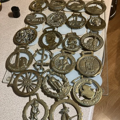 21 VINTAGE HORSE BRASSES  NICE CONDITION - Image 1 of 4