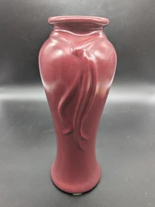 Jarrón Haeger Pottery Bud con diseño 3D mate borgoña granate 8,5" de alto - Imagen 1 de 8