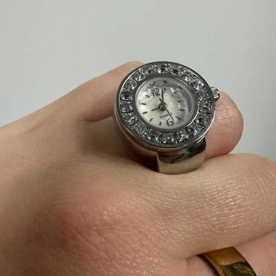 Reloj Anillo Cuarzo Incrustado Cristal Acero Inoxidable Tono Plata con Banda Elástica Foto 1 de 4