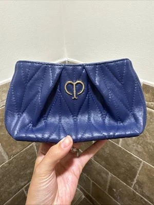 Bolsa de maquillaje Cle De Peau azul marino Foto 1 de 3