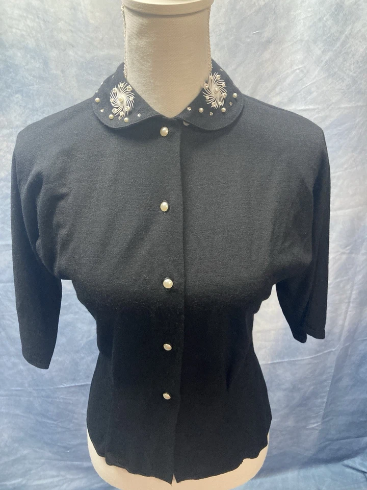 Precioso cárdigan negro vintage para mujer años 60 cuello Peter Pan con detalles intrincados Foto 1 de 4