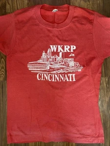 T-shirt vintage anni 80 WKRP a Cincinnati, omaggio rosso skyline - Foto 1 di 12