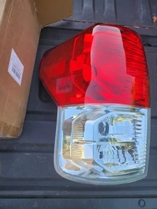 2007- 2012 tail light assy for a Toyota Tundra like new factort - Picture 1 of 4